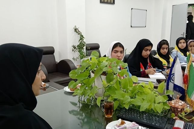 دیدار رئیس سازمان دانش‌آموزی و دانش‌آموزان پیشتاز و خبرنگاران پانا با رئیس سازمان تأمین اجتماعی محمودآباد 