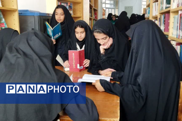 بازدید دانش‌آموزان مدرسه‌ حضرت زهرا (س) نیر از کتابخانه در هفته‌ کتاب 