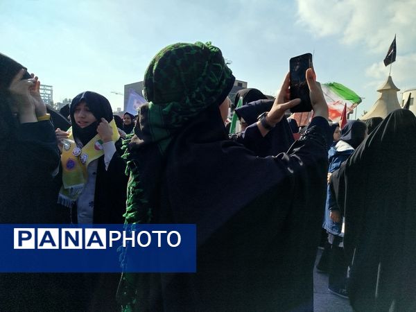 خروش ۱۳ آبان در مشهد؛ دانش‌آموزان، نماد ایستادگی