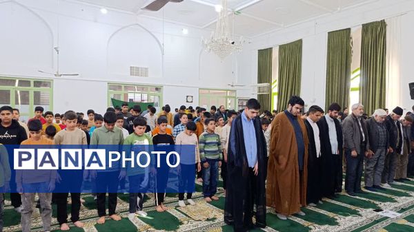  اقامه نماز جماعت و بازدید صمیمی از اعتکاف پسران در خلیل آباد