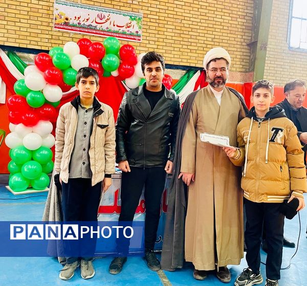 مراسم جشن انقلاب و تقدیر از دانش‌آموزان مقام‌آور مدرسه معلم