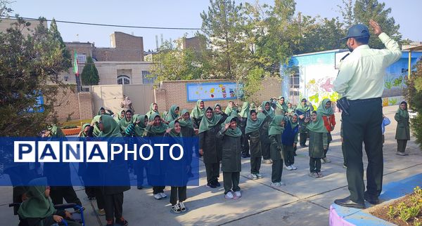 حضور سرهنگ اسماعیل اکبری رئیس کلانتری ۱۳ نیشابور در جمع دانش‌آموزان دبستان میلاد نیشابور 