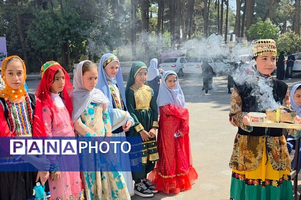 جشن عاطفه‌ها؛ لبریز از مهربانی در دبستان دخترانه قدر بهارستان ۲