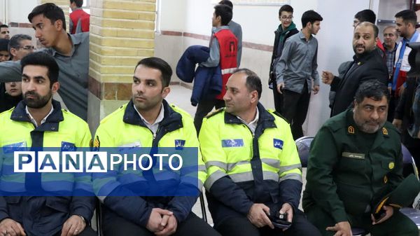 برگزاری مانور متمرکز استانی زلزله و ایمنی همزمان با سراسر کشور در مدرسه نیکان ناحیه 2 کرج 