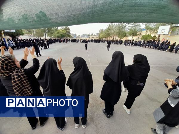 اجتماع مادران و دختران در ورزش صبحگاهی دبیرستان شاهد هاجر