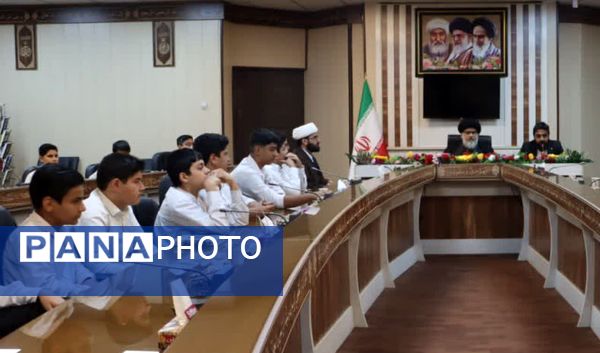 دیدار دانش‌آموزان مدرسه قرآنی رضوی با امام جمعه بافق