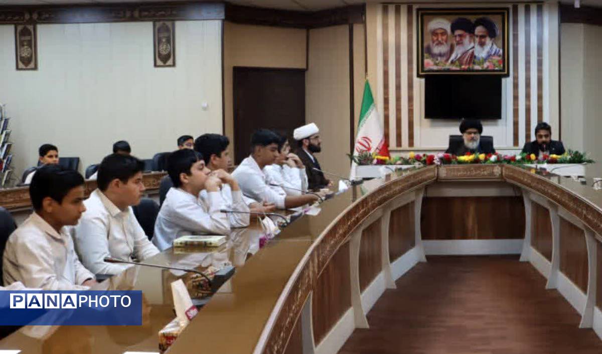 دیدار دانش‌آموزان مدرسه قرآنی رضوی با امام جمعه بافق