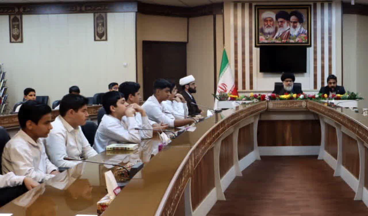 دیدار دانش‌آموزان مدرسه قرآنی رضوی با امام جمعه بافق