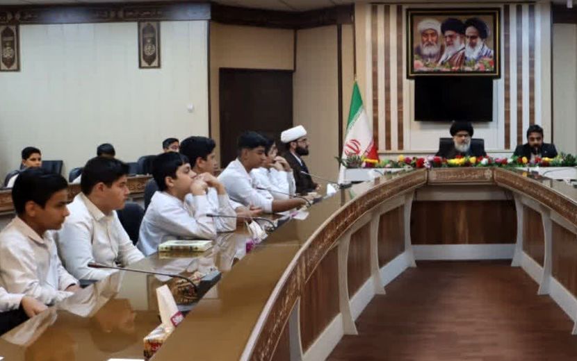 دیدار دانش‌آموزان مدرسه قرآنی رضوی با امام جمعه بافق