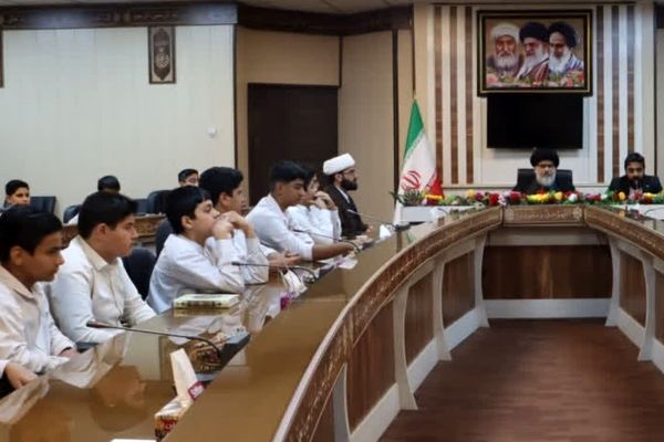 دیدار دانش‌آموزان مدرسه قرآنی رضوی با امام جمعه بافق