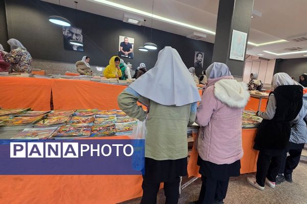 بازدید علمی دانش‌آموزان از نمایشگاه کتاب رباط‌کریم