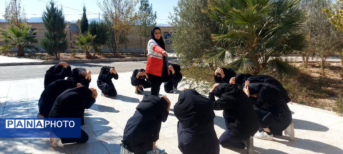 گرامیداشت هفته پدافند غیر عامل در دبیرستان نمونه دولتی برکت خاتم