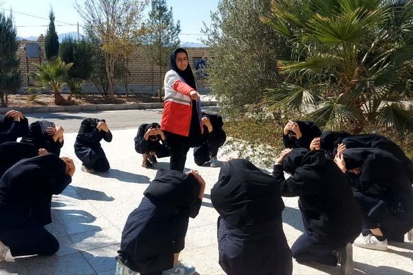 گرامیداشت هفته پدافند غیر عامل در دبیرستان نمونه دولتی برکت خاتم