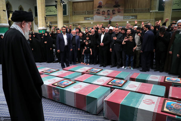 اقامه نماز رهبر انقلاب بر پیکر ۷ شهید راه قدس