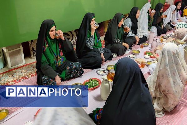 اعتکاف دانش‌آموزی در مسجد جامع شهر بار نیشابور 