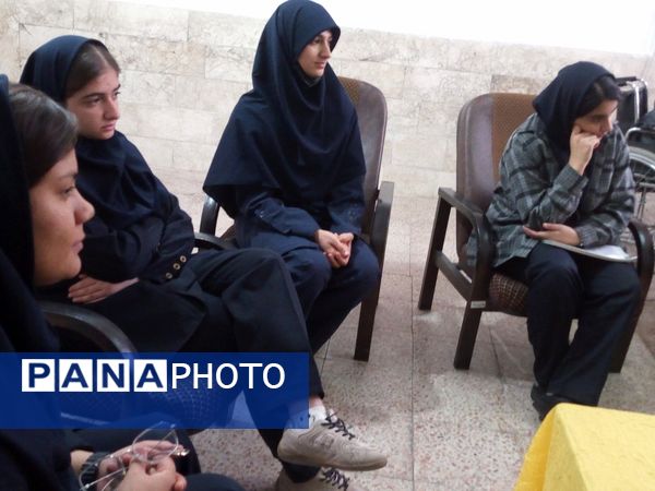 اولین جلسه همیاران مشاور در دبیرستان فاطمیه