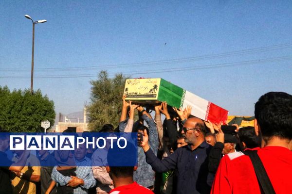 تشییع پیکر شهید گمنام در قلعه‌گنج همراه با حضور گسترده مردم