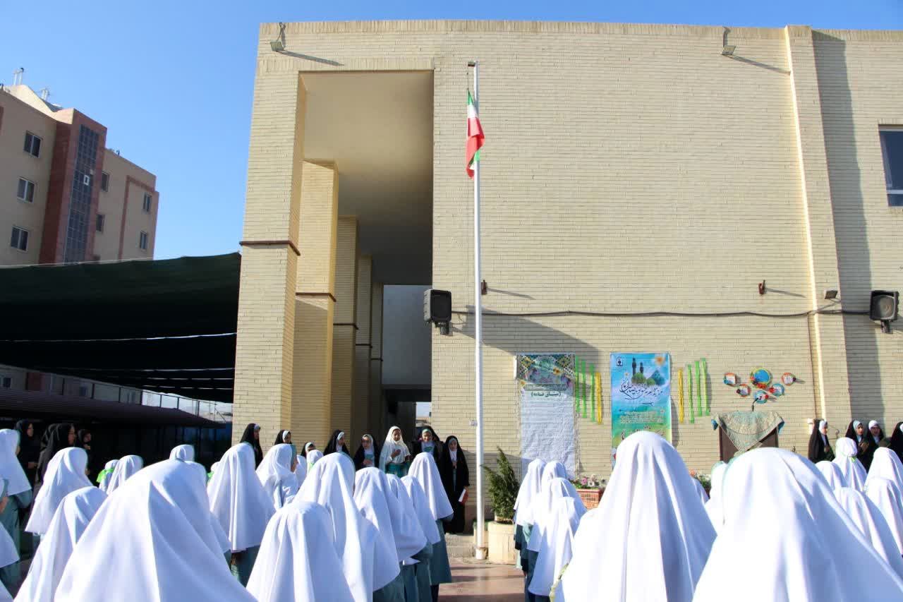 مراسم صبحگاه مهدوی در مدرسه شاهد نیک‌اندیشان