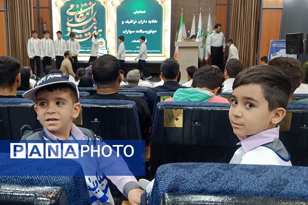 فرهنگ‌سازی با عمل؛ اهدای کلاه ایمنی رایگان در همایش طلایه‌داران ترافیک شهریار