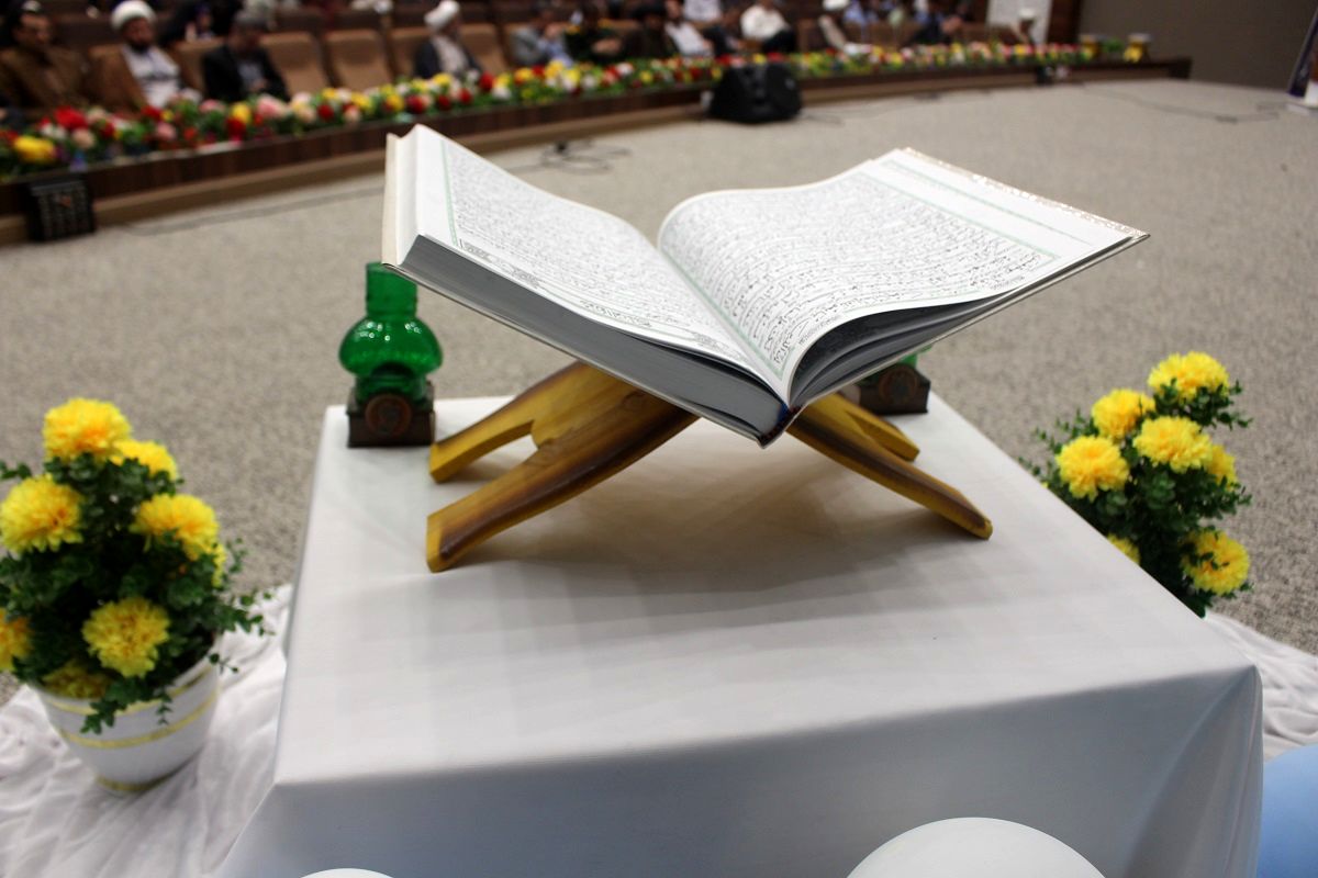 تقدیر از دانش‌آموزان و فرهنگیان برگزیده مسابقات قرآنی در استان قم