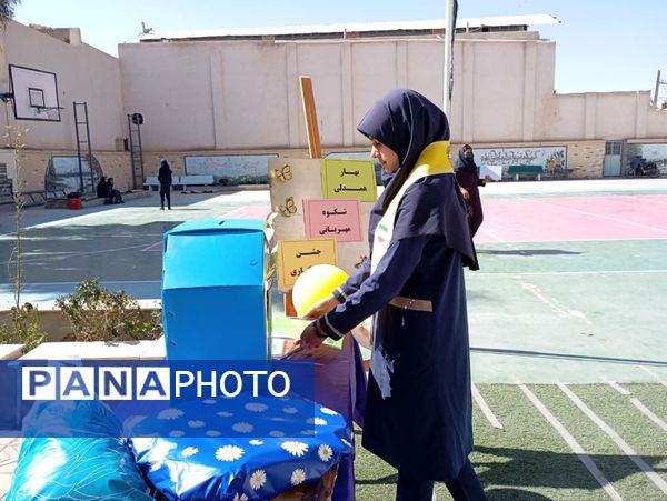برگزاری بهار همدلی شکوه مهربانی جشن نیکوکاری در دبیرستان عفت