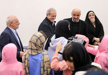 دیدار رئیس‌جمهور با جمعی از کودکان بی‌سرپرست و بدسرپرست در مجتمع «خانه دختران ایران»