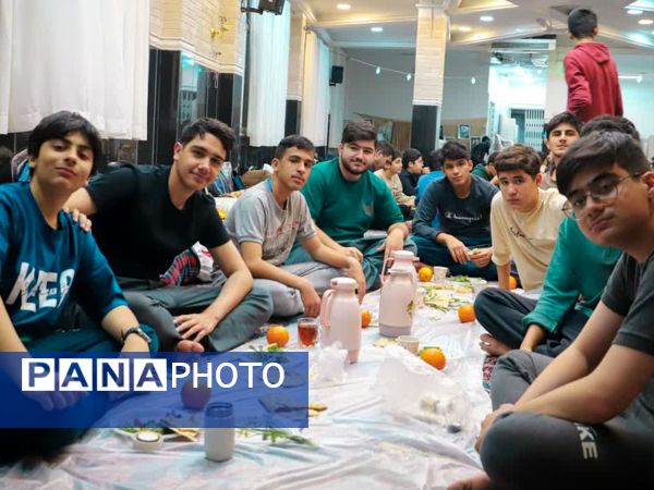 جلوه‌ای از اعتکاف دانش‌آموزی در مسجد امام علی‌بن‌ابی‌طالب (ع)