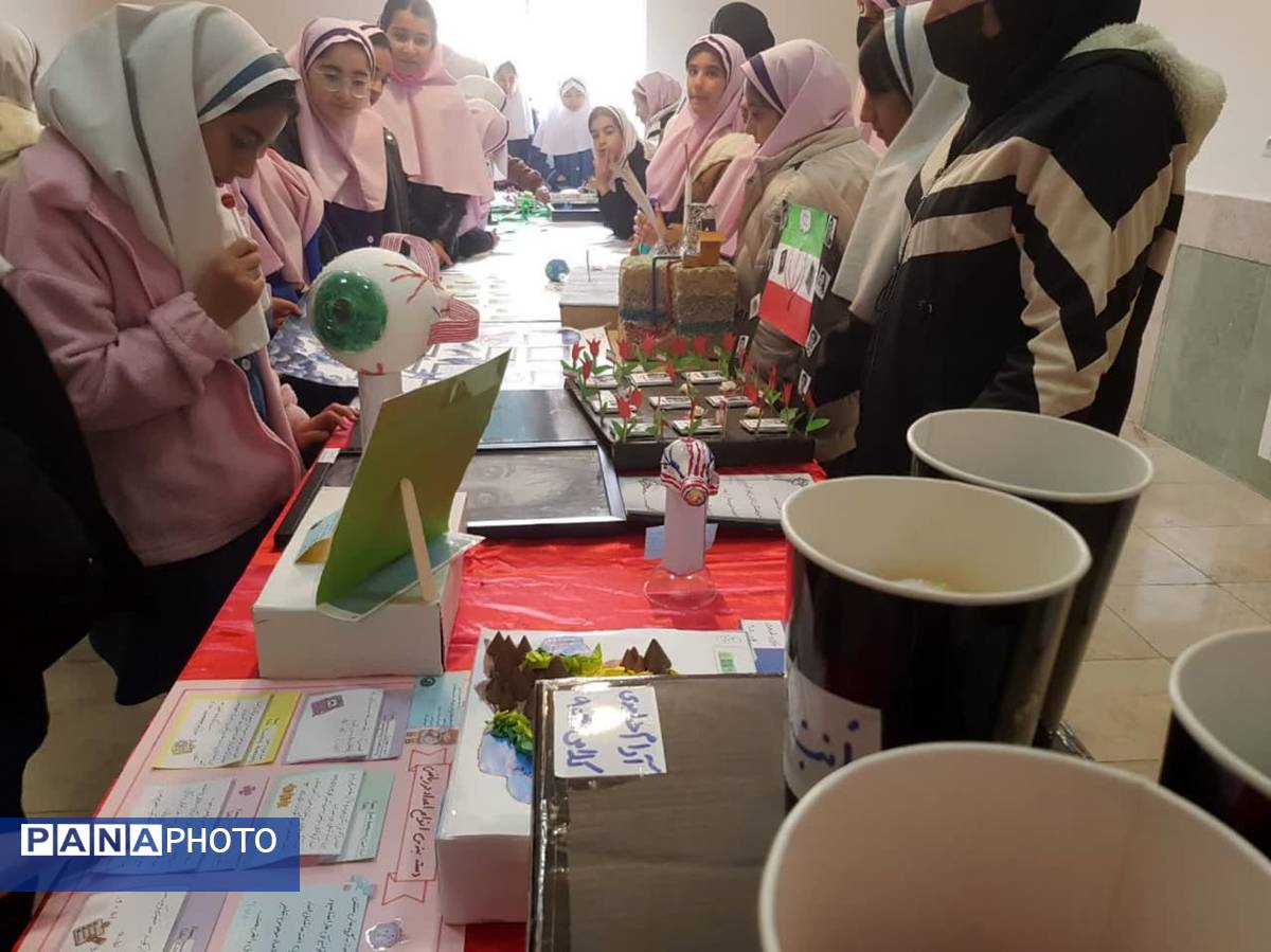 نمایشگاه آثار پژوهشی دانش آموزان رودهن