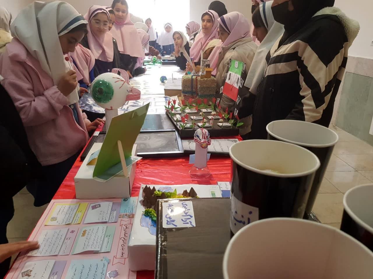 نمایشگاه آثار پژوهشی دانش آموزان رودهن