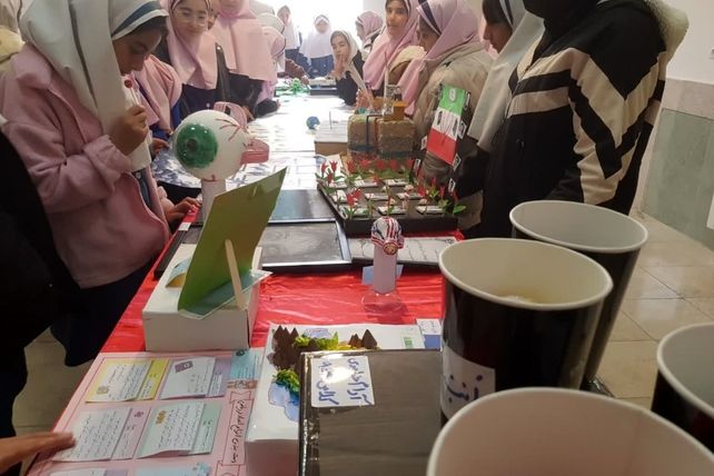 نمایشگاه آثار پژوهشی دانش آموزان رودهن