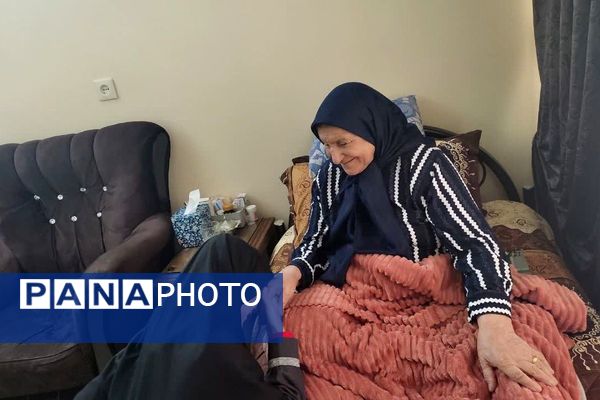  دیدار دانش‌آموزان  پیشتاز دبیرستان پویش دماوند با مادر شهید محمدخانی 