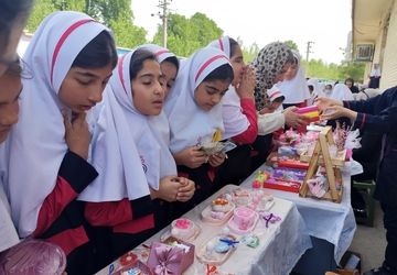 برگزاری نمایشگاه فروش محصولات خانگی در دبستان دخترانه بعثت ۲ با هدف حمایت از هنر دانش آموزان