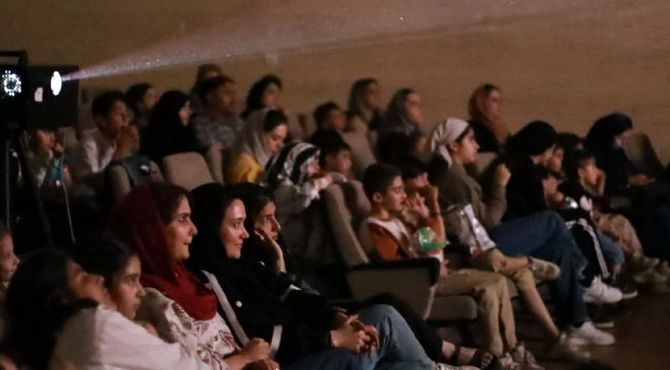 سینما سیار انجمن سینمای جوانان ایران، پیام‌آور شادی و امید برای کودکان در روزهای مقاومت