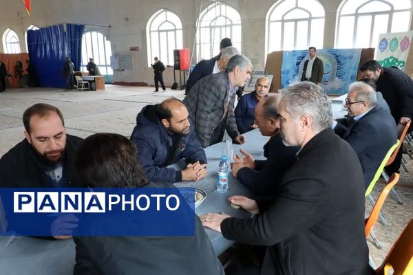 میزخدمت رایگان در مصلای محمدشهر برپا شد