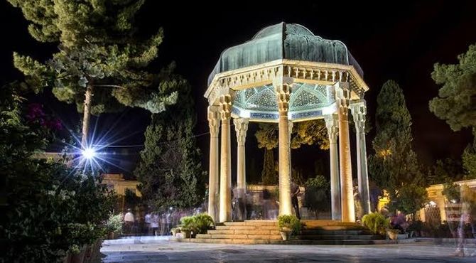 با لسان الغیب درکنار نیمکت ها





