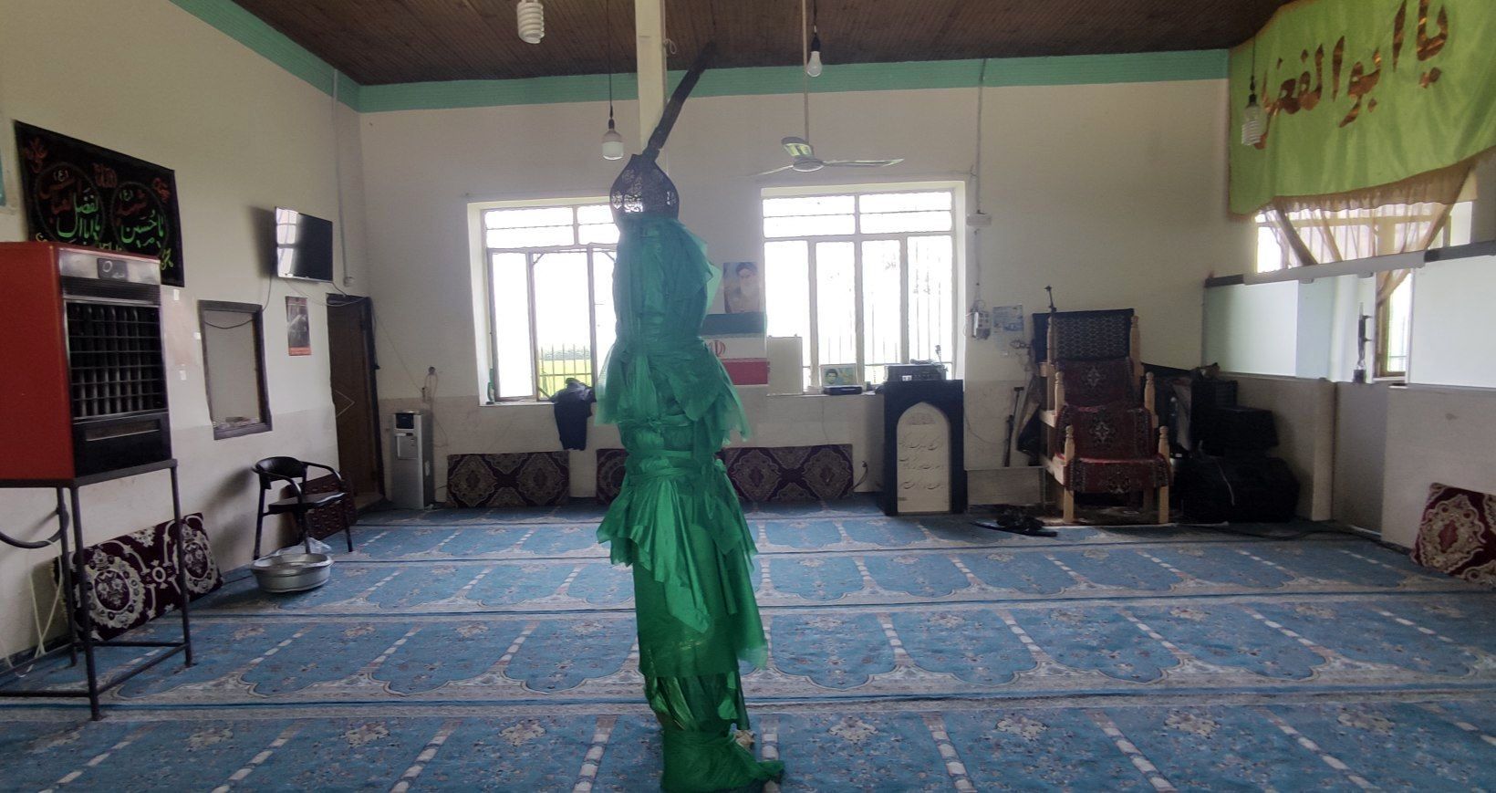 عَلَم که بالا می‌رود، دل‌ها بی صدا می‌گریند