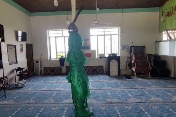 عَلَم که بالا می‌رود، دل‌ها بی صدا می‌گریند