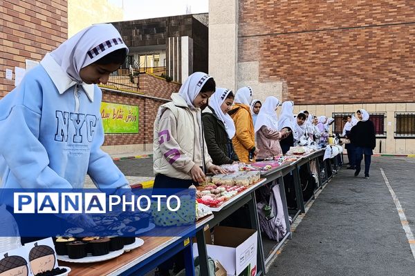 برپایی بازارچه کسب‌و‌کار در مدرسه شهدای پانزده خرداد قرچک