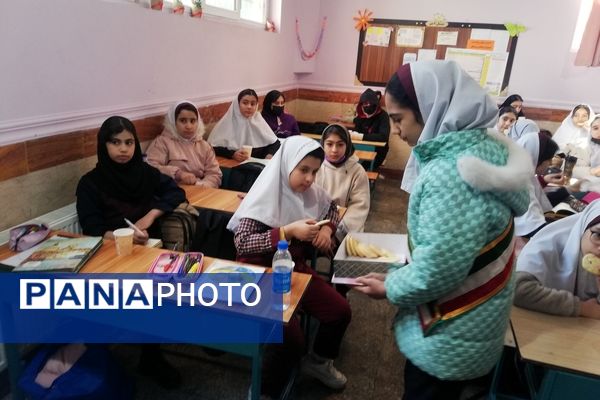 دانش‌آموزان مدرسه ۲۲ بهمن به مناسبت ولادت حضرت مهدی (عج)، موکبی را برپا کردند