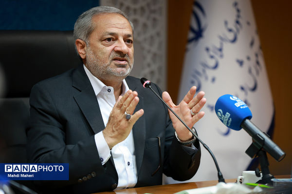 دیدار وزیر آموزش و پرورش با منتخبی از سرایداران و کادر خدماتی مدارس