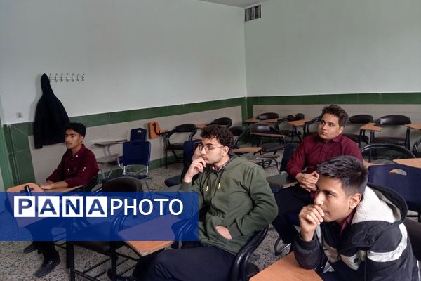 کلاس آموزش عکاسی خبری در مدرسه نمونه آیت اله خامنه‌ای