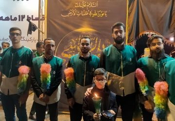آیین شمع‌گردانی شام شهادت امام رضا(ع) با شمعدانی‌های حرم مطهر رضوی در کاشان