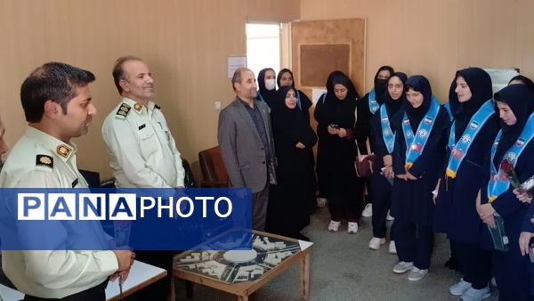پیشتازان سازمان دانش‌آموزی در کنار پلیس، به رنگ امنیت و دوستی