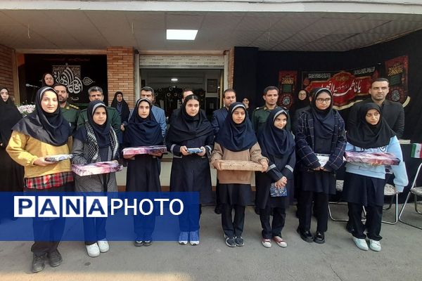 برگزاری مراسم گرامیداشت هفته بسیج در مدرسه شهید زهره‌وند قرچک