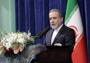 عراقچی: پرچم دیپلماسی را هیچ‌وقت زمین نگذاشتیم