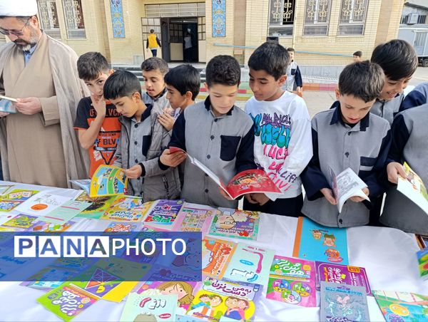 برگزاری نمایشگاه کتاب در دبستان معلم دو آشخانه 