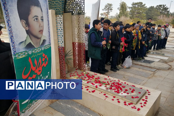 غبارروبی مزار دانش‌آموز شهید «حیدر رضایی» در قم