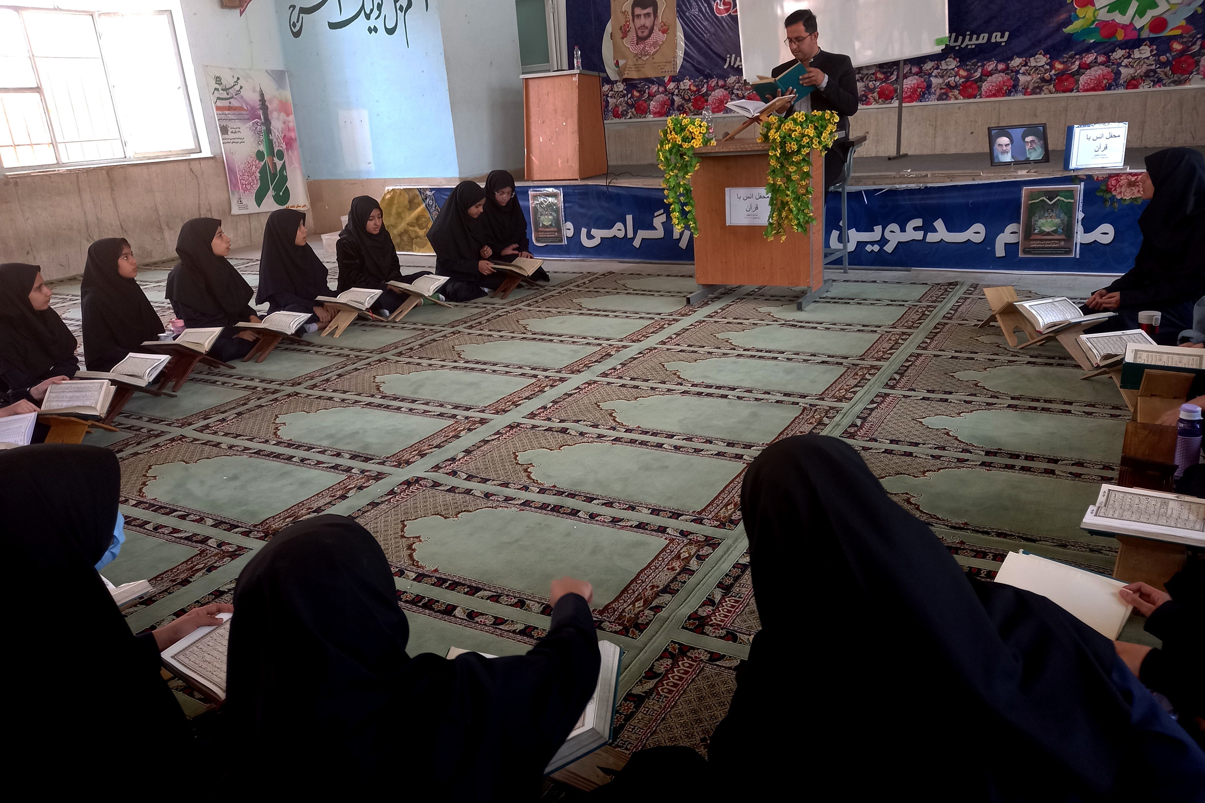 محفل انس با قرآن کریم در دبیرستان دخترانه شاهد فیض