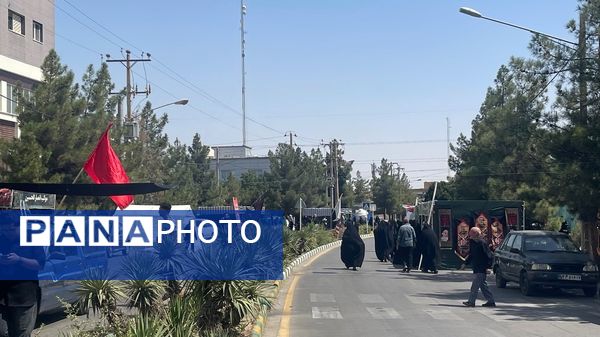 بازآفرینی مسیر عشق؛ جاماندگان اربعین در شبیه‌سازی مواکب نجف تا کربلا گردهم آمدند‌.