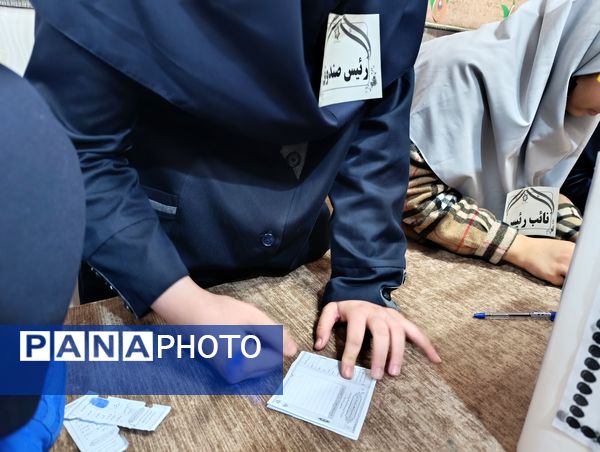 رقابت پرشور دانش آموزان در انتخابات شورای دبیرستان میرزا جعفر سروقد